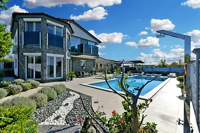Villa mit Pool und Klimaanlage