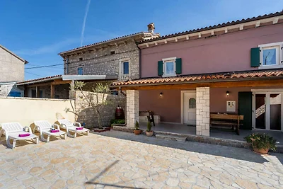 Villa mit Swimmingpool und grosser Terrasse