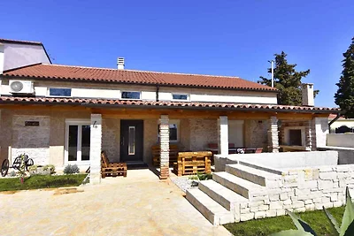 Ferienhaus mit Pool in Strandnähe