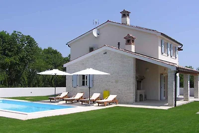 Ferienhaus mit Pool und Klimaanlage