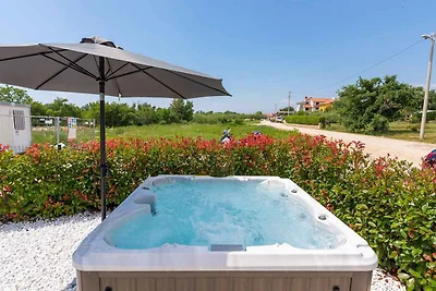 Villa Lucia mit Whirlpool und privatem Pool i