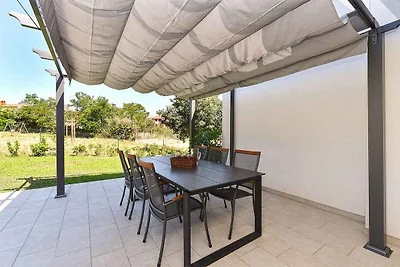 Villa mit Swimmingpool und grossem Garten