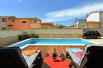 Ferienhaus mit Pool und Klimaanlage