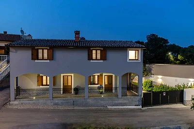 Villa mit Swimmingpool und Grillplatz
