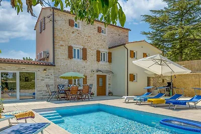 Authentische Steinvilla mit privatem Pool in 