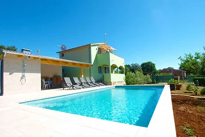 Ferienhaus mit Swimmingpool und überdachter