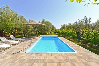 Ferienhaus mit Pool und Klimaanlage