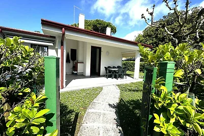 Villa mit Terasse und Garten