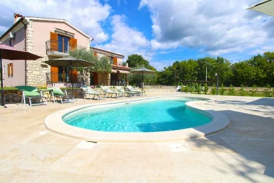 Villa mit Swimmingpool, Kinderspielplatz und