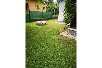 Ferienhaus mit Spielzeug im Garten