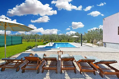 Villa mit Swimmingpool und grossem Garten