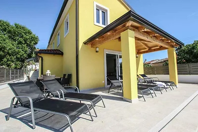 Villa mit Pool und Klimaanlage