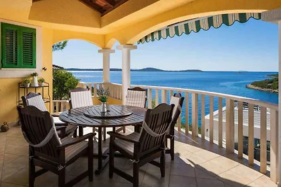 Villa mit Pool und Meerblick