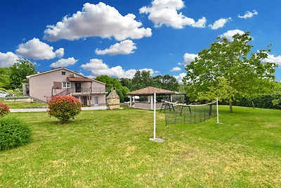 Villa mit Swimmingpool, Spielplatz und
