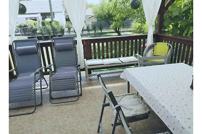 Ferienhaus mit Spielzeug im Garten