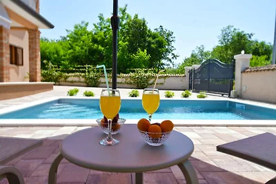 Ferienhaus mit Pool und Klimaanlage