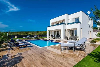 Villa mit Pool und Meerblick