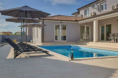 Villa mit Klimaanlage und Pool