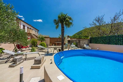 Villa mit Swimmingpool und grosser