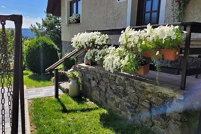 Berghütte im Wald mit Hinterteil