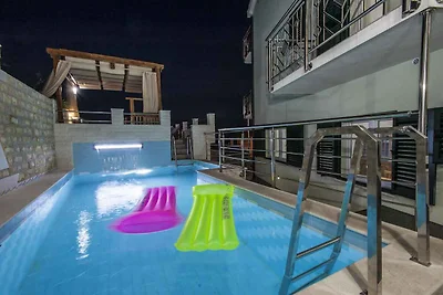 Villa mit Pool und Meerblick