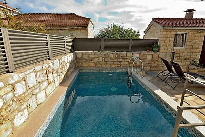 Ferienhaus mit Pool und Grill