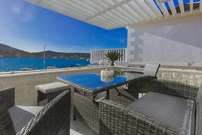 Ferienhaus mit Pool und Meerblick