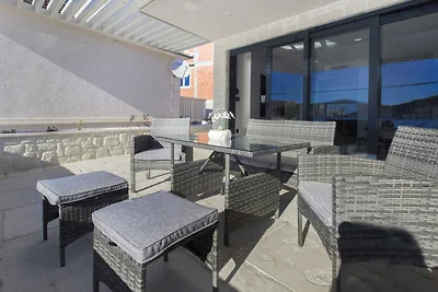 Ferienhaus mit Pool und Meerblick