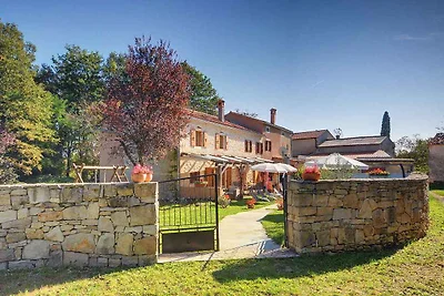 Villa mit Swimmingpool und Kinderspielplatz