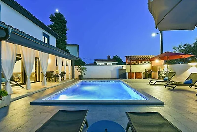 Villa mit Aussenpool