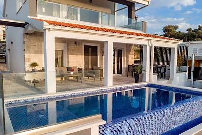 Ferienhaus mit Klimaanlage und Aussenpool