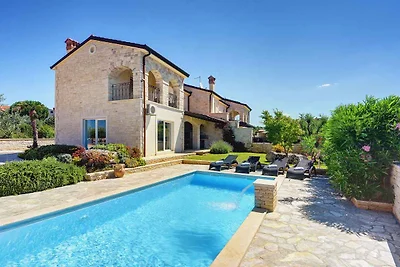 Villa mit Pool und finnischer Sauna