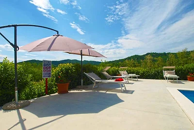 Villa mit Swimmingpool und Spielfeld