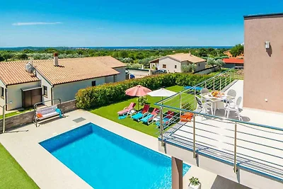 Villa mit Swimmingpool und gepflegtem Garten