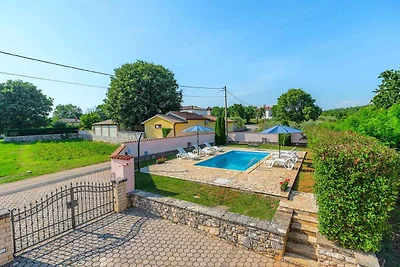 Villa mit Pool und Garten