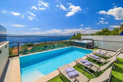 Ferienhaus mit Pool und Meerblick