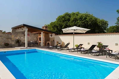 Ferienhaus mit Pool und Grill