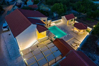 Traditionelle dalmatinische Steinvilla mit Po