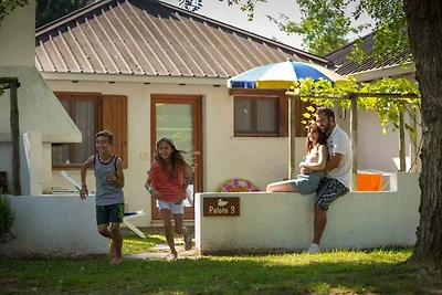 Bungalow Fitnessraum und Tennisplatz