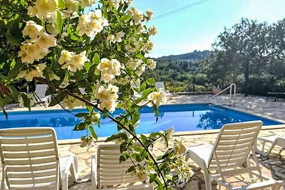 Komfortable Ferienwohnung Bilice mit Aussenpo