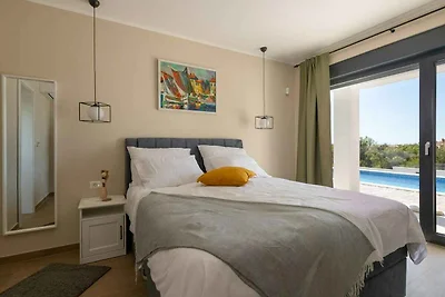 Luxusvilla mit Pool und Strandnähe im ruhigen