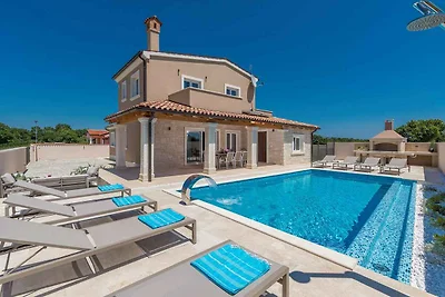 Villa mit Aussenpool