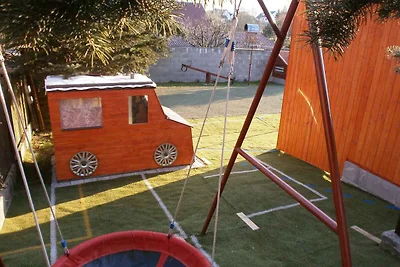 Ferienhaus mit Schwimmbad, Trampolin, Minigol