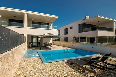Villa mit Meerblick und Pool