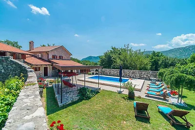 Villa mit Pool und Garten