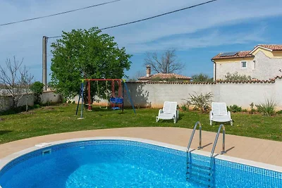 Villa mit Pool und Garten