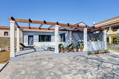 Villa mit Pool, Sonnenterrasse und WLAN
