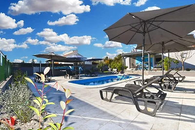 Ferienhaus mit Terrasse und Pool