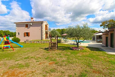 Villa mit Swimmingpool, Kinderspielplatz und