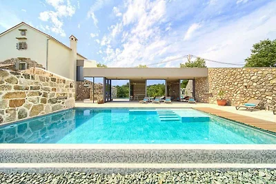 Villa mit Pool und Klimaanlage